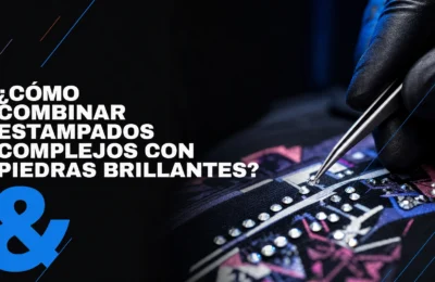 Aplicación de pedrería con pinzas sobre tela estampada compleja
